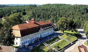 Společenský dům Týnec nad Sázavou - bývalá továrna na kameninu