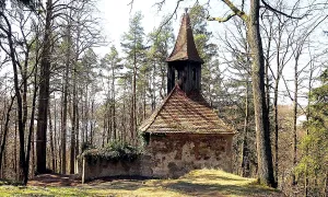 kaple Nejsvětější Trojice u cesty k zámku Lemberk
