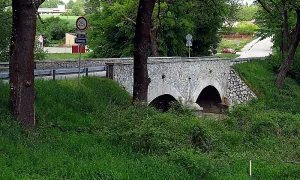 kamenný most přes Stropnici v Borovanech