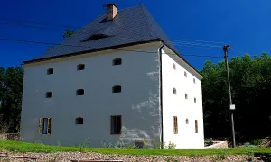 Sýpka na místě bývalé tvrze, zbytky příkopu a valu