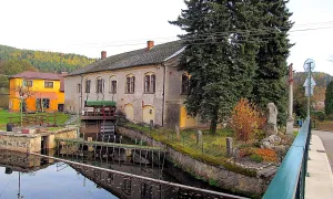 vodní mlýn a mandl