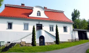 Fara s přilehlou branou