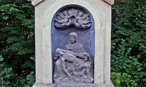 Kaplička se sochou Piety u silnice z Rožan do Šluknova