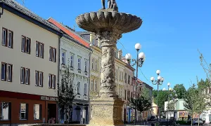 Kašna s plastikou sokolníka