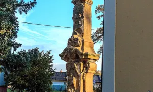 Krucifix u kostela