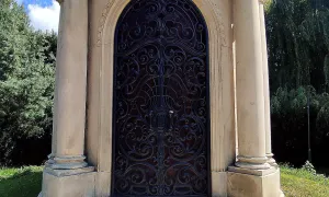 Mauzoleum s alejí