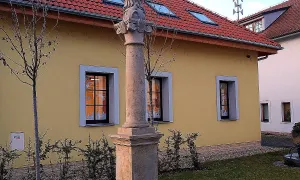 Sloup se sochou Panny Marie (Dolní Počernice)