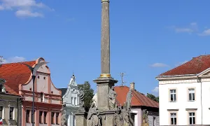 Sloup se sochou Panny Marie a sochami světců
