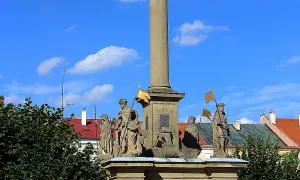 Sloup se sousoším a sochou Panny Marie v Kroměříži