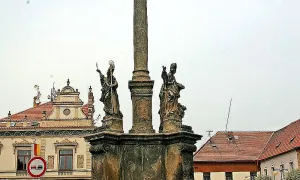 mariánský sloup na náměstí v Poděbradech