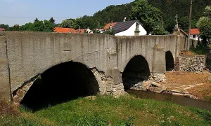 most přes Bakovský potok v Sazené