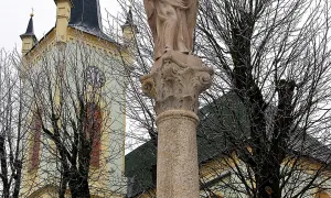 sloup se sochou Panny Marie a kašna