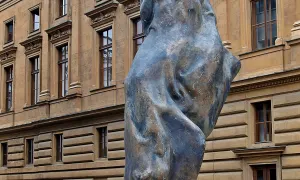 socha Znovuzrození na náměstí Václava Havla v Praze