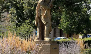 socha rudoarmějce (Šlapanice)