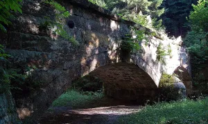 vodní náhon s akvaduktem v Chřibské
