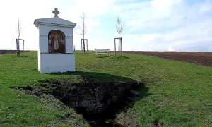 výklenková kaple sv. Vojtěcha v Přerově nad Labem nad studánkou