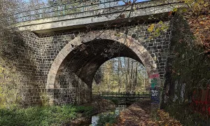 železniční viadukt v Uhříněvsi