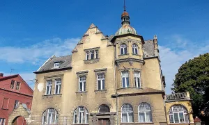 Vila čp. 893 s bránou, schodištěm a ohradní zdí