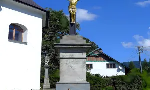 Dva litinové kříže s kamennými podstavci