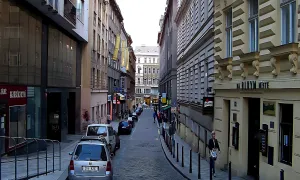 V jámě