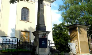 Kříž u kostela