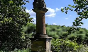 Sloup se sousoším Nejsvětější Trojice (Studce)