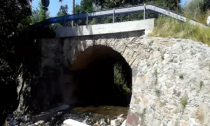 most silnice III/14125 přes jižní výpust Dubského rybníka