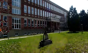 školní areál Dřevnická