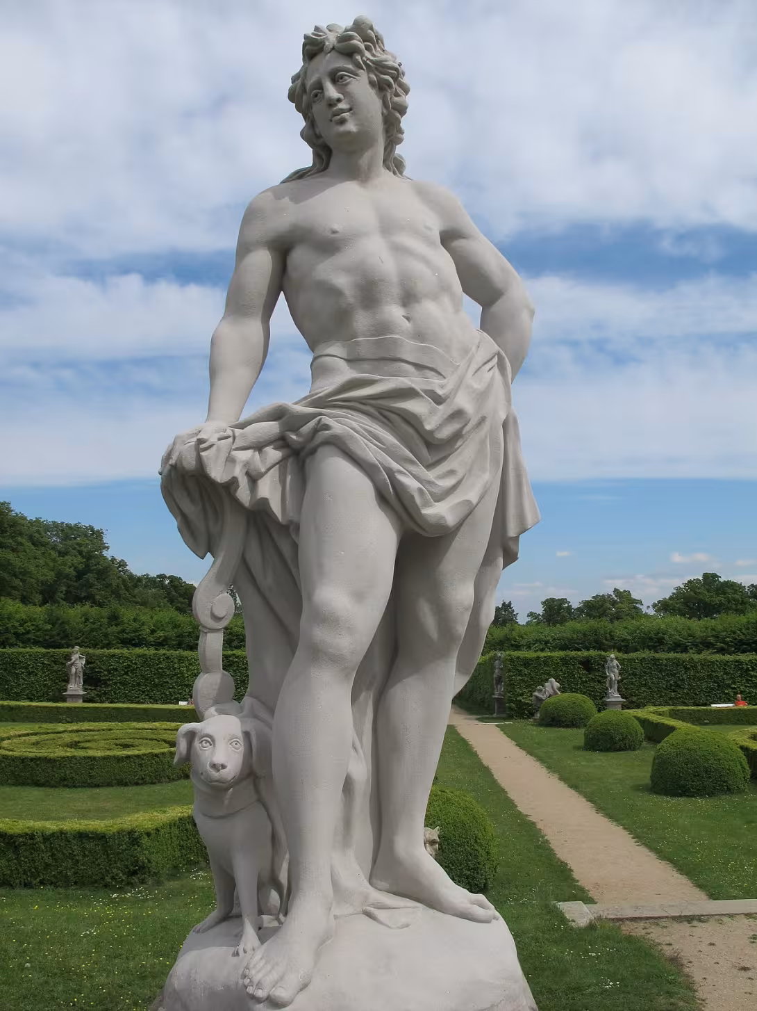 Dnešní pohled – Apollon a Venuše s malým Kupidem (Lysá nad Labem)