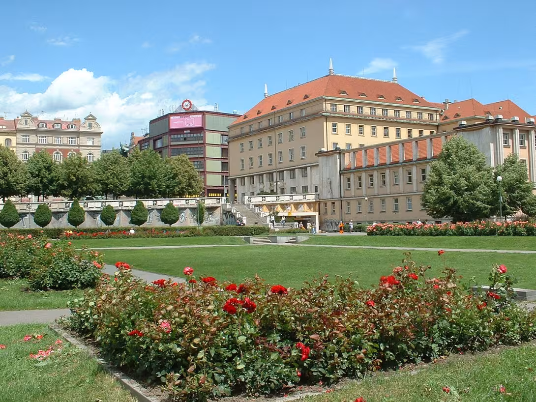 Dnešní pohled – Areál ministerských budov pod Emauzy
