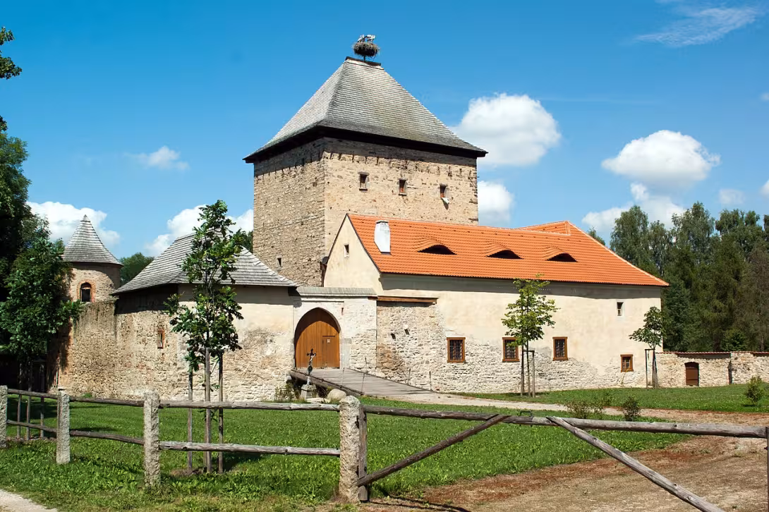 Today's view – Areál zámku a dvou tvrzí v Kestřanech