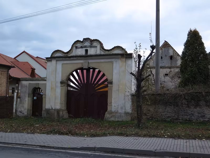 Heutige Ansicht – Brána, branka a sýpka usedlosti čp. 18