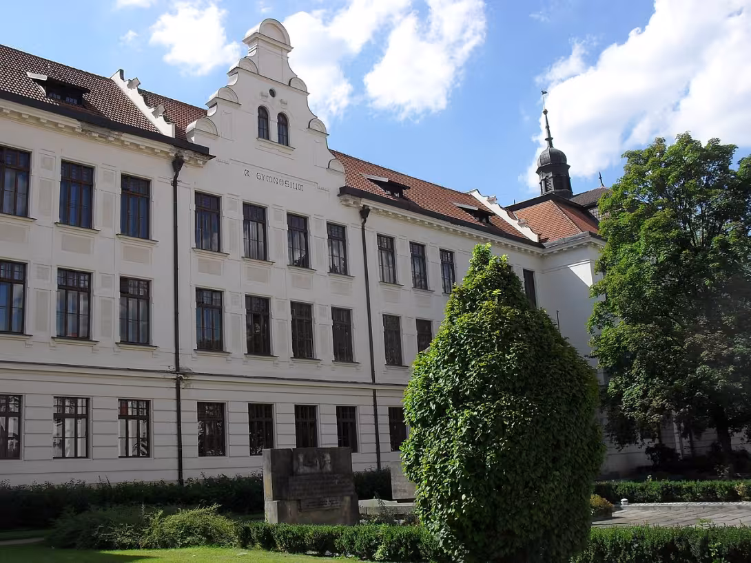 Dnešní pohled – Budova Gymnázia Benešov, Husova 470