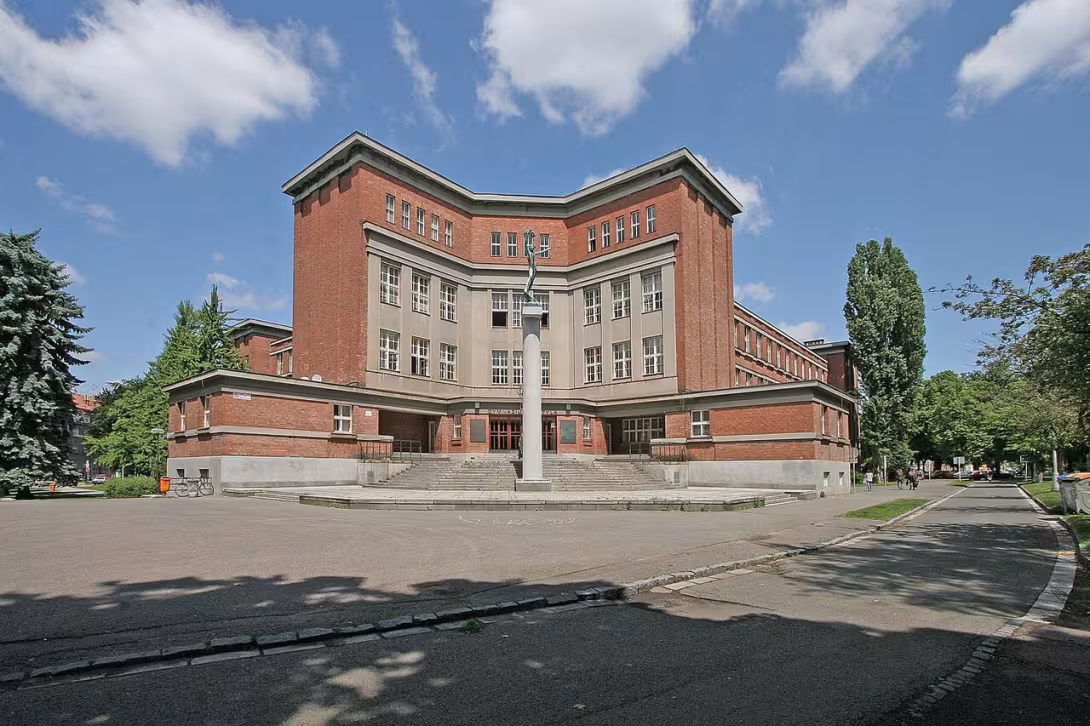 Dnešní pohled – Budova Gymnázia J. K. Tyla
