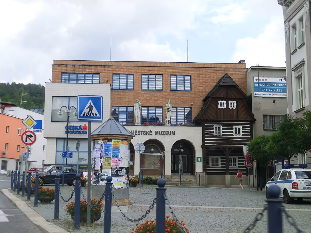 Dnešní pohled – Budova spořitelny a muzea,  Železný Brod