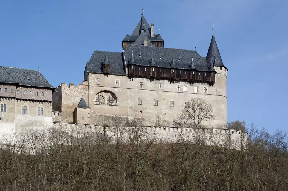 Dnešní pohled – Císařský palác na Karlštejně