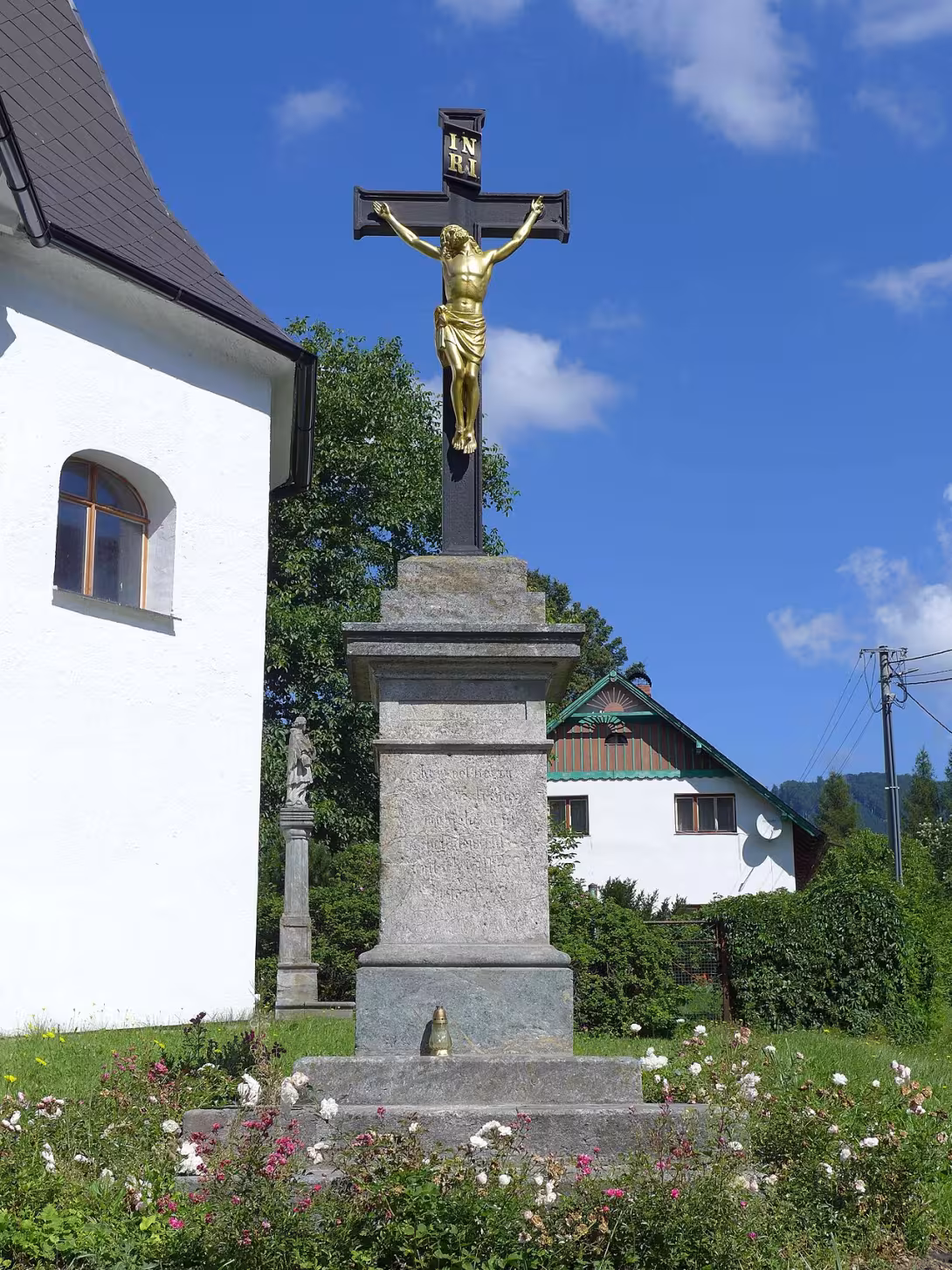 Dnešní pohled – Dva litinové kříže s kamennými podstavci