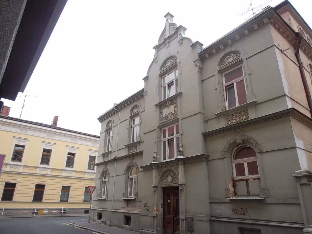 Dnešní pohled – Dvojdům Popská 8, Almužnická 2