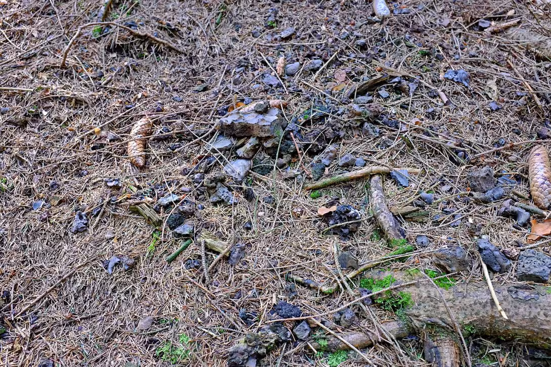 Dnešní pohled – Dvě hromady železné strusky