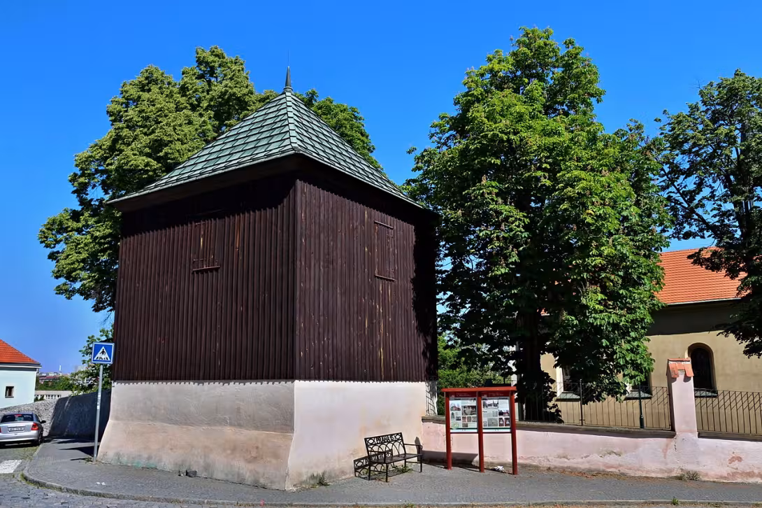 Dnešní pohled – Dřevěná zvonice u kostela Stětí sv. Jana v Hostivaři
