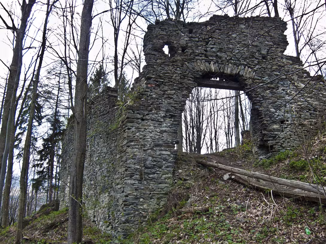 Dnešní pohled – Nový hrad (Lužná)