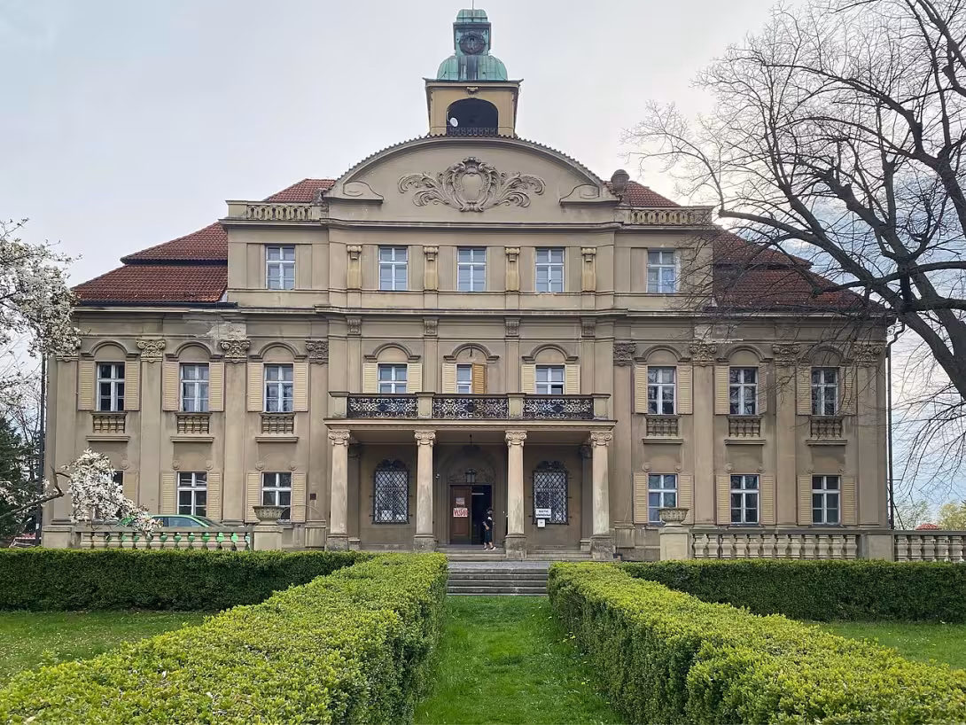 Dnešní pohled – Zámek Hrochův Týnec