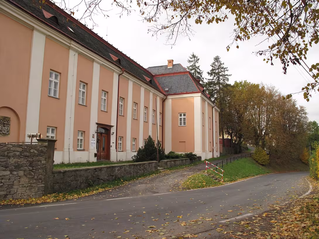 Dnešní pohled – Zámek Melč s parkem
