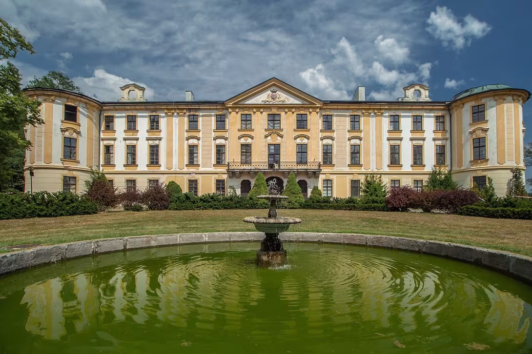 Dnešní pohled – Zámek Zahrádky