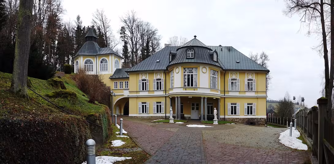 Dnešní pohled – zámek Kněžice (Petrovice u Sušice)