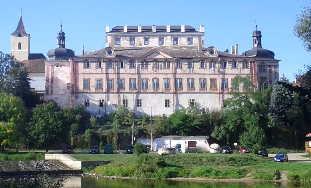 Dnešní pohled – zámek Kácov