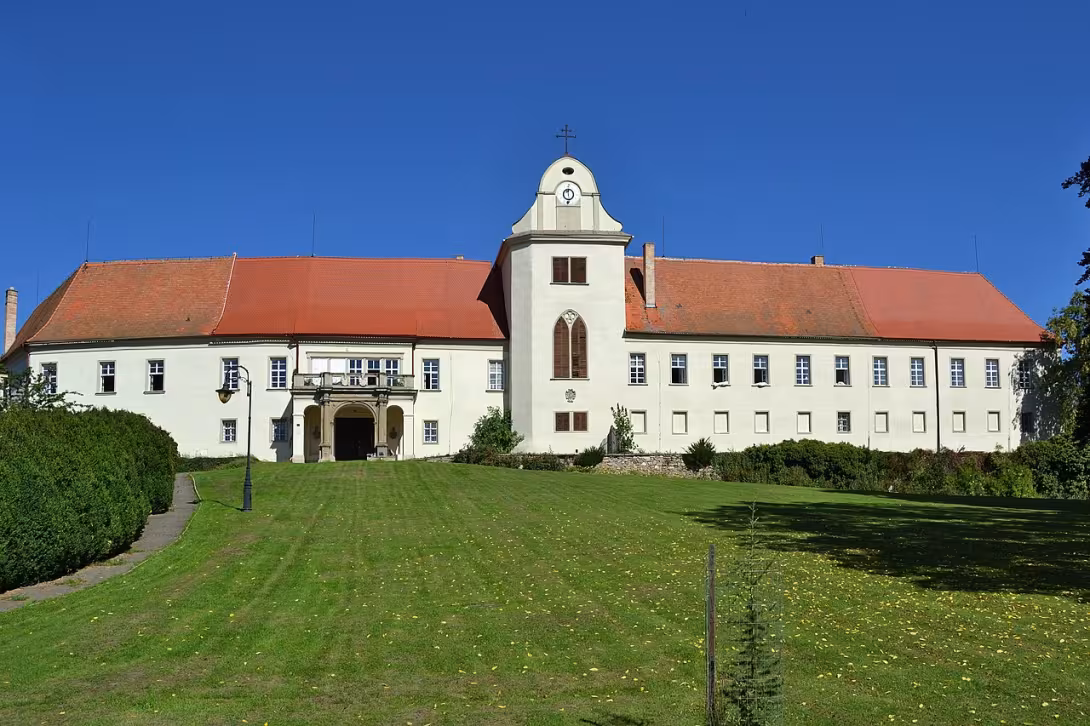 Dnešní pohled – zámek Lomnice
