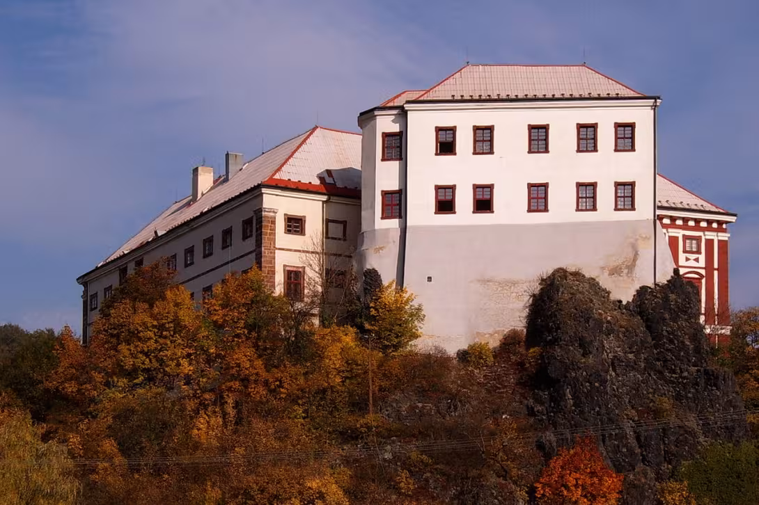 Dnešní pohled – zámek Milešov