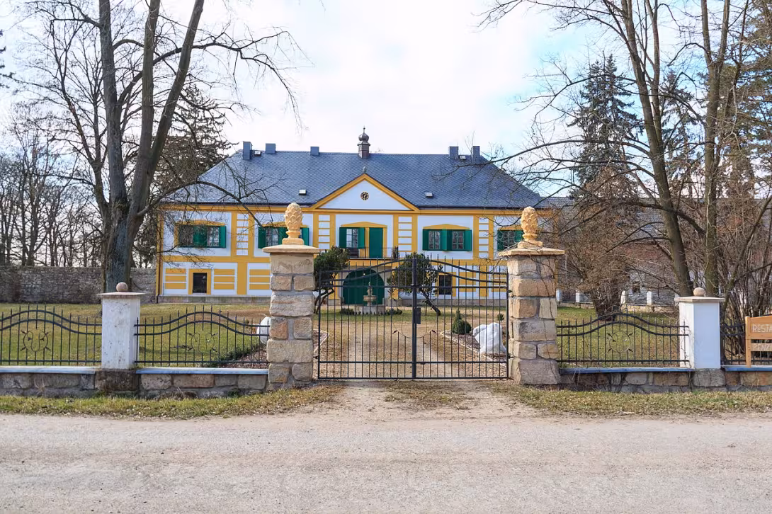 Dnešní pohled – zámek Nový Dvůr (Velká Jesenice)
