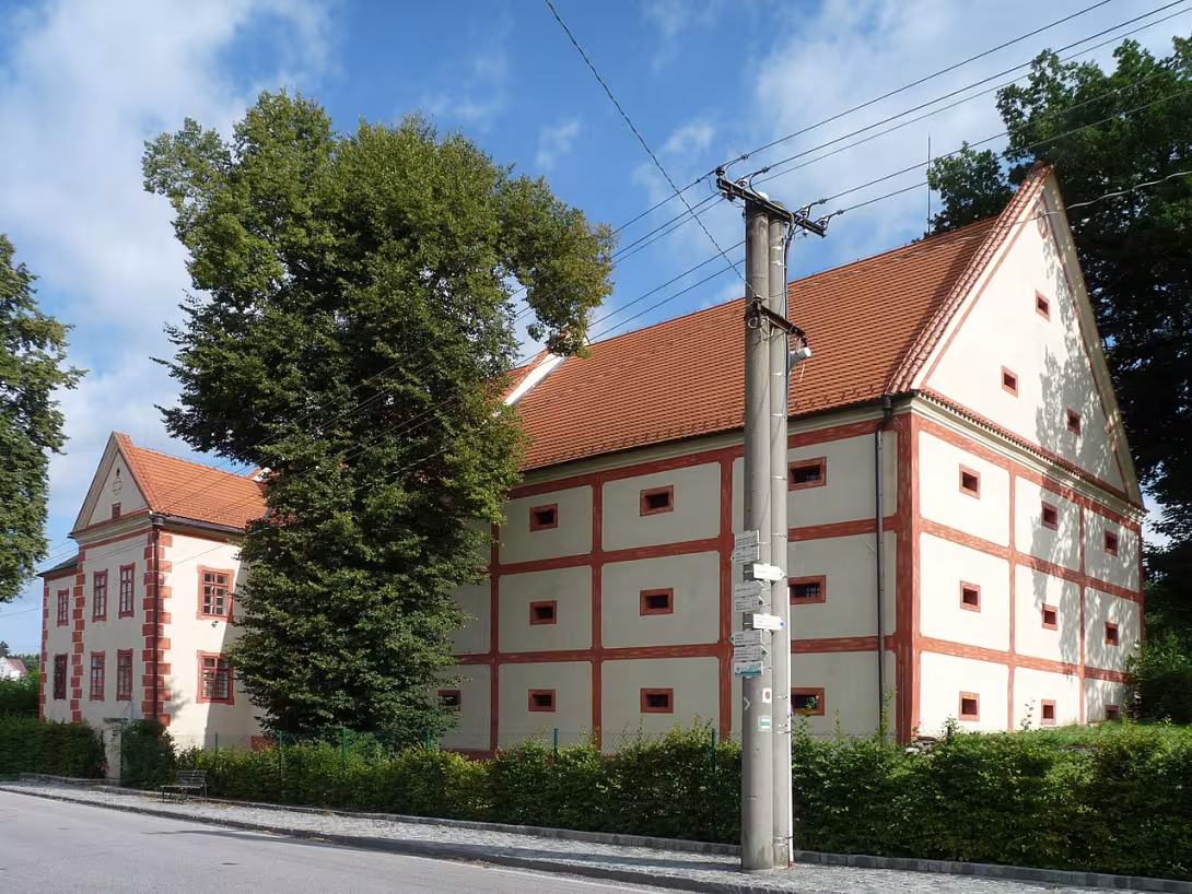 Dnešní pohled – zámek Ostrolovský Újezd